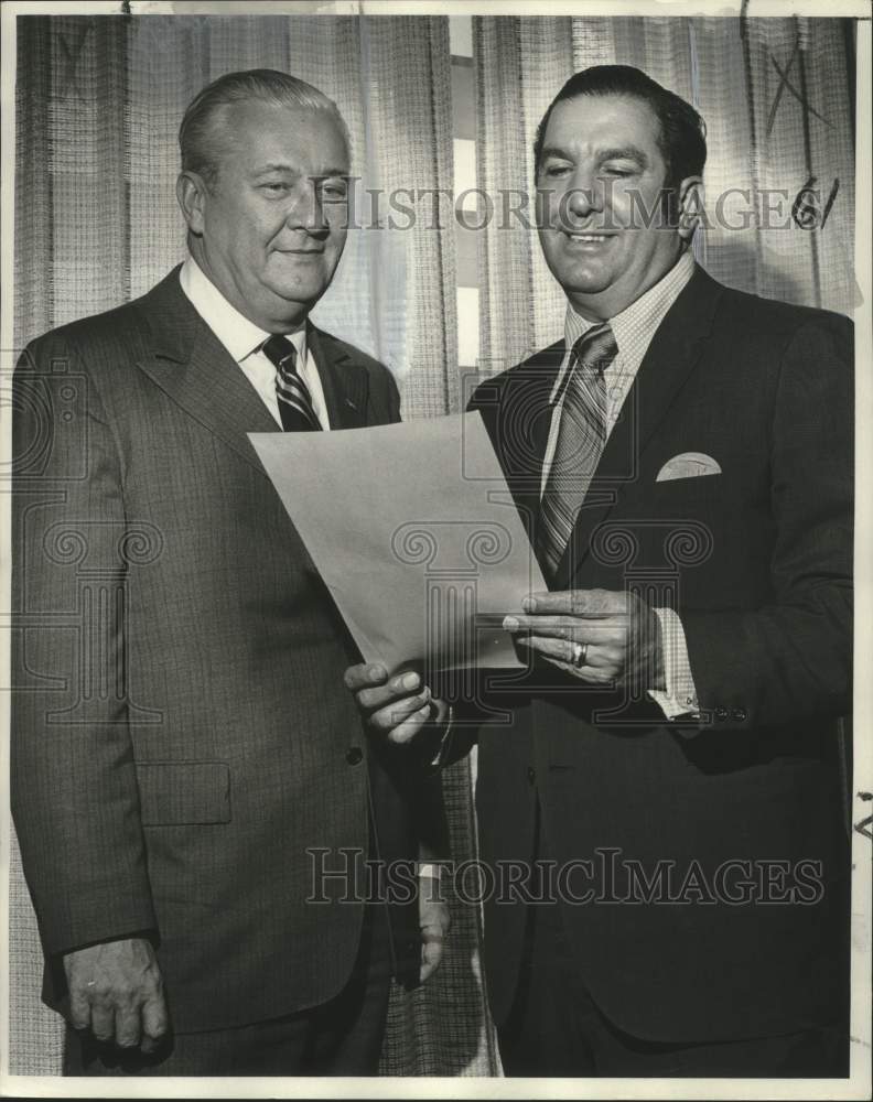 1970 Press Photo William Childress, Joseph Giarusso Discuss Sugar Bowl Parade - Historic Images