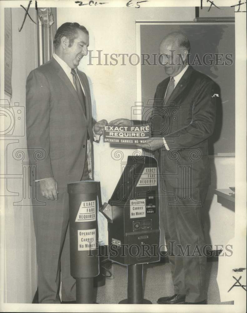 1970 Press Photo New Orleans Officials Discuss Use of Locked Fare Boxes on House - Historic Images