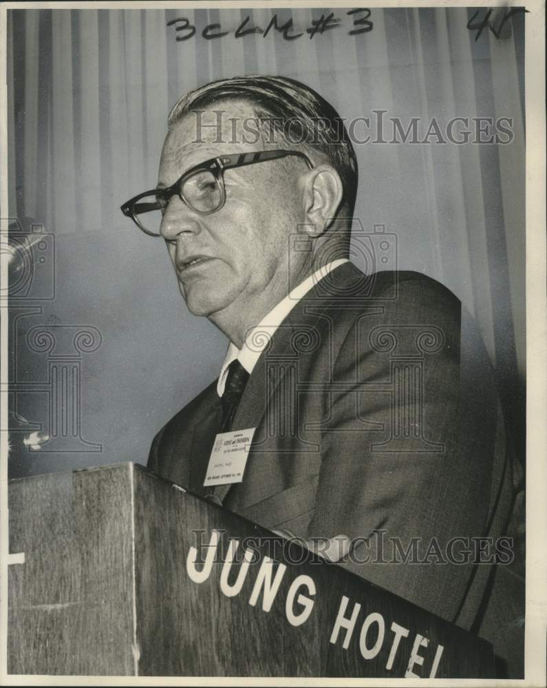 1966 Press Photo Dr. Anton Hales of Dallas, speaker at Gulf University Research- Historic Images