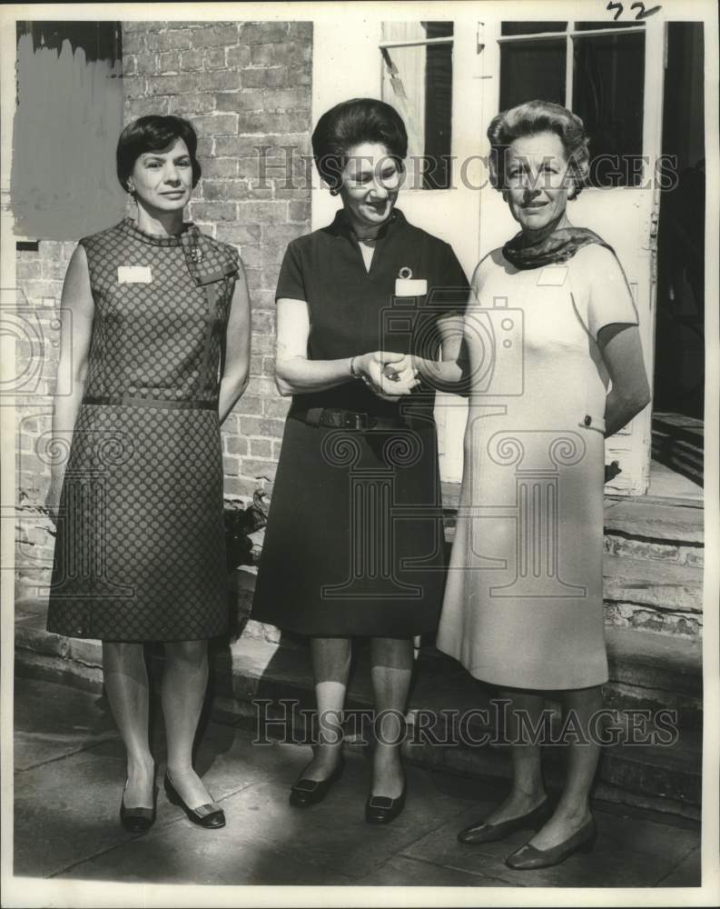 1967 Ladies attend coffee at Christian Woman&#39;s Exchange, New Orleans - Historic Images