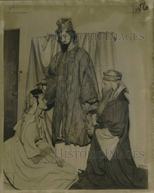 1962 Press Photo Mrs. Marx Rosenzweig posing for Hadassah tableau - Historic Images