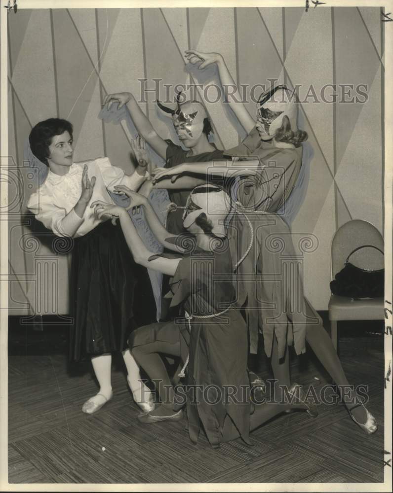 1960 Mrs. Joyce Brener Goldstein performing for Hadassah luncheon - Historic Images