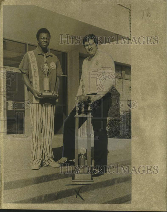 1974 Press Photo Privateers Basketball Coach Greene & Team Captain Show Trophies - Historic Images