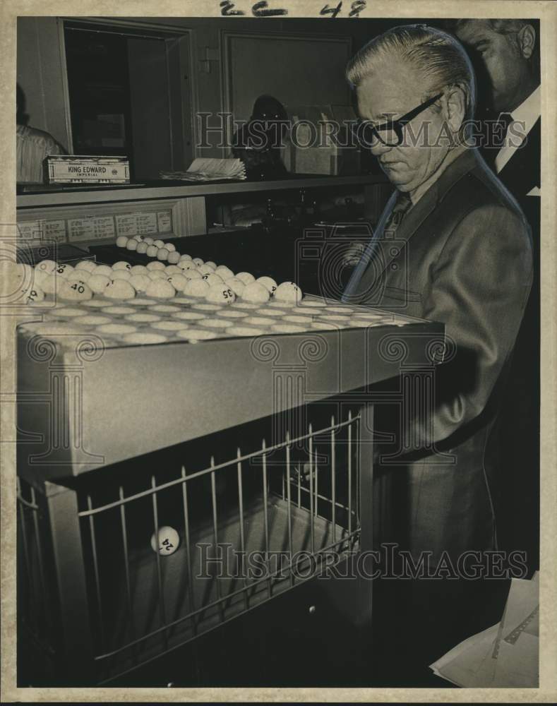 1971 Press Photo Clerk Daniel B. Haggerty with new court device, New Orleans - Historic Images