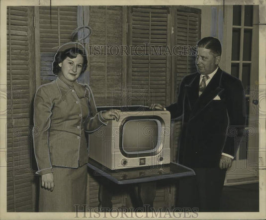 1952 Press Photo Mrs Larry Gregoire Presented with TV for Winning Recipe Contest-Historic Images