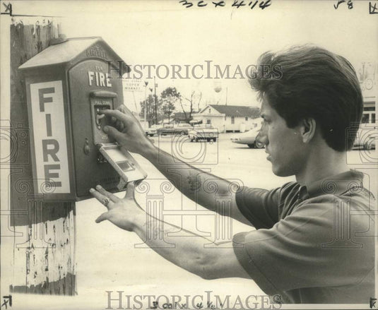 1970 Press Photo Ray Herbert demonstrates fire box in New Orleans - Historic Images