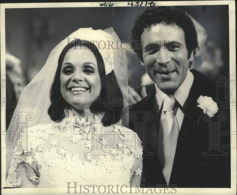 1974 Press Photo Valerie Harper and David Groh in Wedding Scene in TV Show - Historic Images