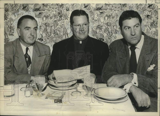 1950 Press Photo Loyola University's Basketball official introduce 1950's team - Historic Images