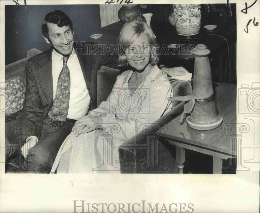 1978 Press Photo Dr. Sheldon Hackney &amp; Mrs. Thomas Lemann and Gene Koss&#39; Artwork - Historic Images