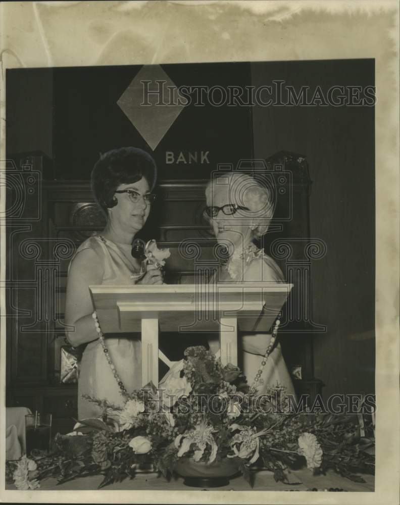 1988 Press Photo Louise Helton, West Bank Credit Women International President - Historic Images