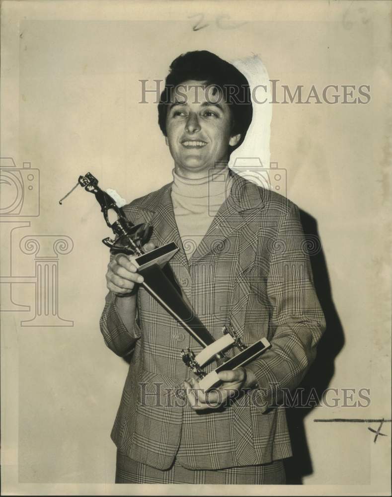 1969 Press Photo Joan Hartmann with New Orleans City Park Golf Club trophy - Historic Images