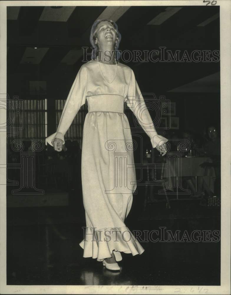 1972 Press Photo Mrs. Maurice J. Hartson III Models Dress, Plimsoll Club Dinner - Historic Images