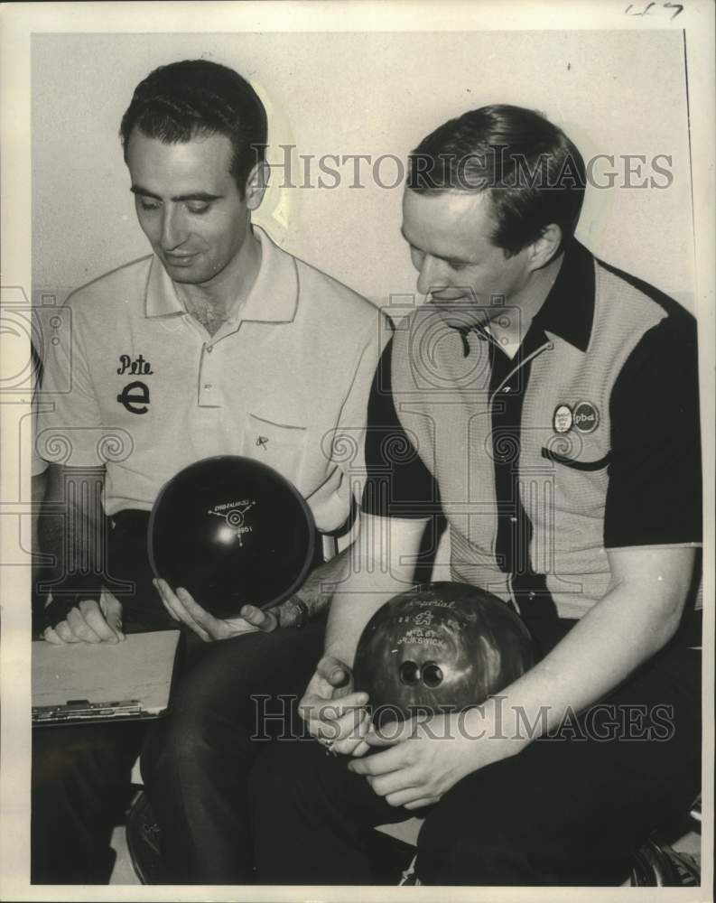 1968 Press Photo Bowlers Don Helling, Pete Tountas Check Scores - Historic Images