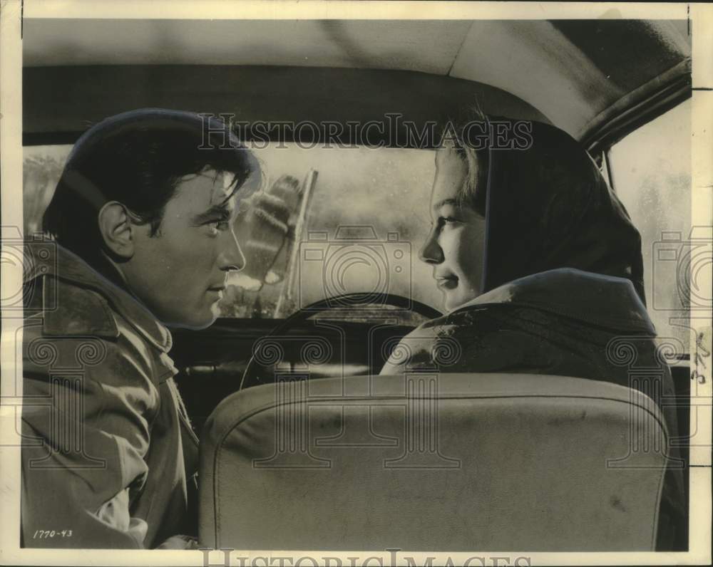 1961 Press Photo Laurence Harvey, Shirley MacLaine in &quot;Two Loves&quot; - Historic Images