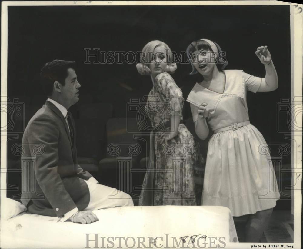 1968 Press Photo Laura Guillory rocks &amp; Noel Flynn sways to &quot;Babes in Arms&quot; song - Historic Images