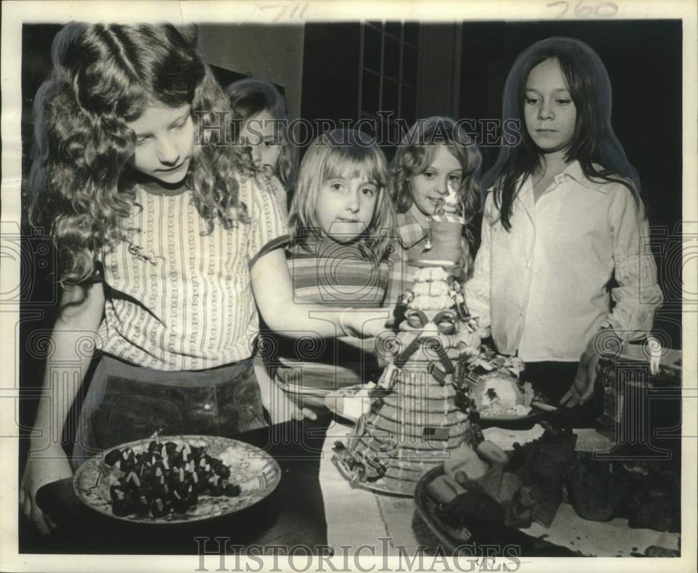 1973 Press Photo Monique Guild &amp; friends -Scandinavian custom of Christmas - Historic Images