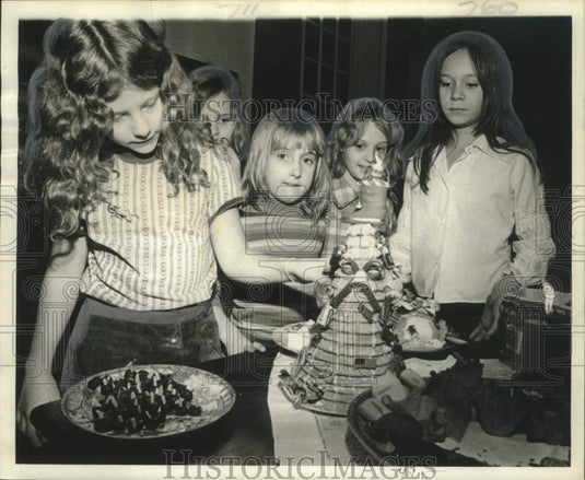 1973 Press Photo Monique Guild & friends -Scandinavian custom of Christmas - Historic Images