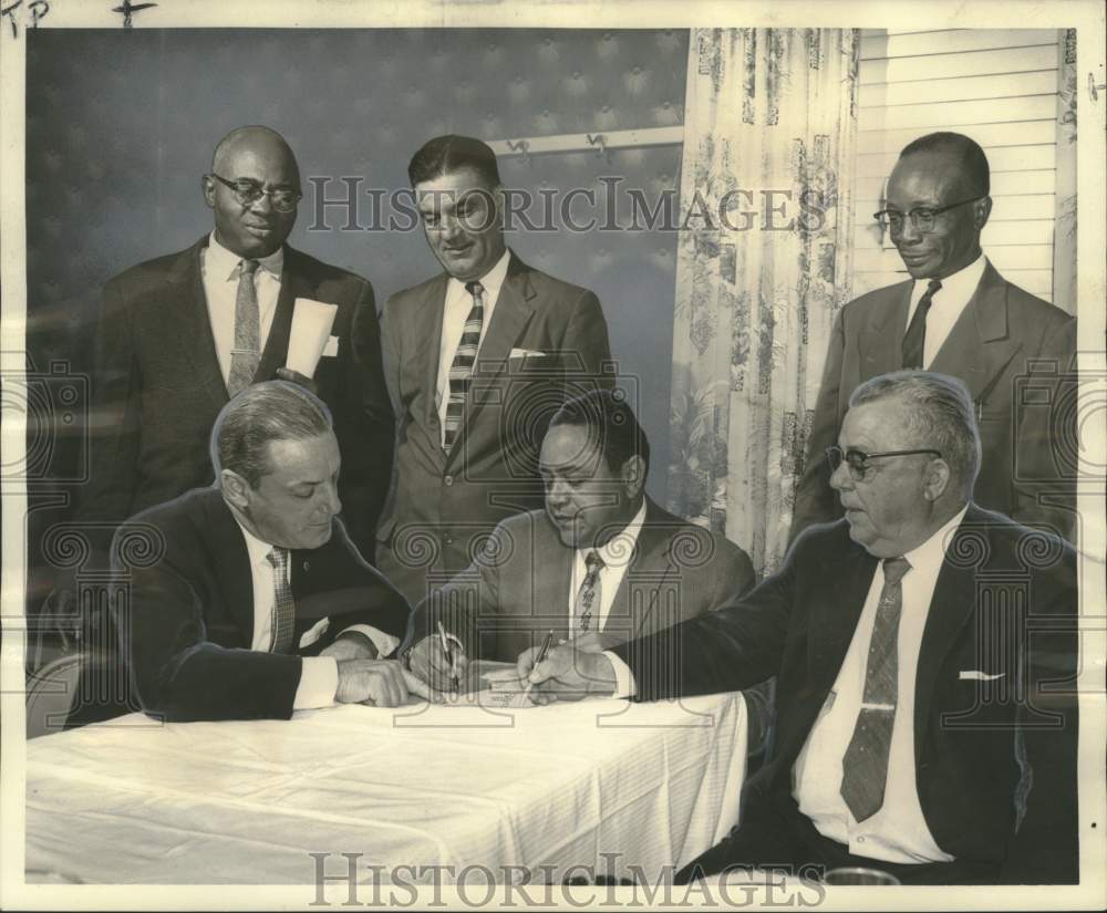 1959 Press Photo John Guerico at meeting of &quot;Operation Riverfront&quot; - Historic Images