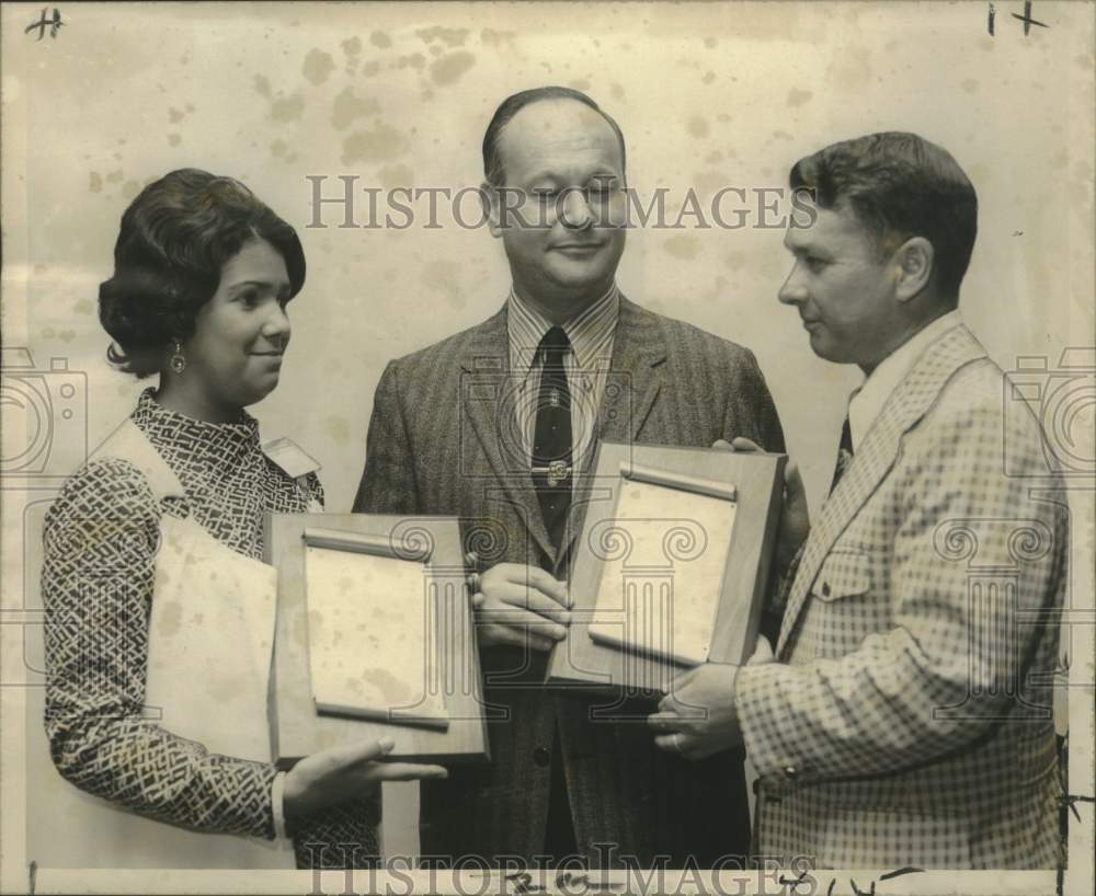 1972 Press Photo Maureen Weil received plaques outstanding hospital publications - Historic Images