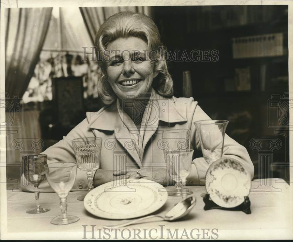 1974 Fine Dinnerware Collector Judy Hope - Historic Images