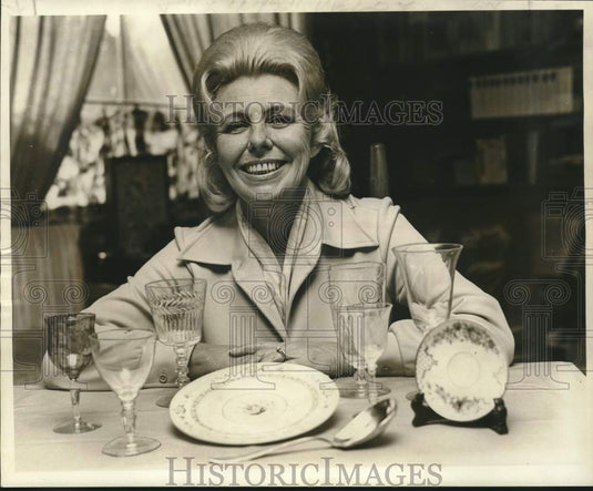 1974 Fine Dinnerware Collector Judy Hope - Historic Images