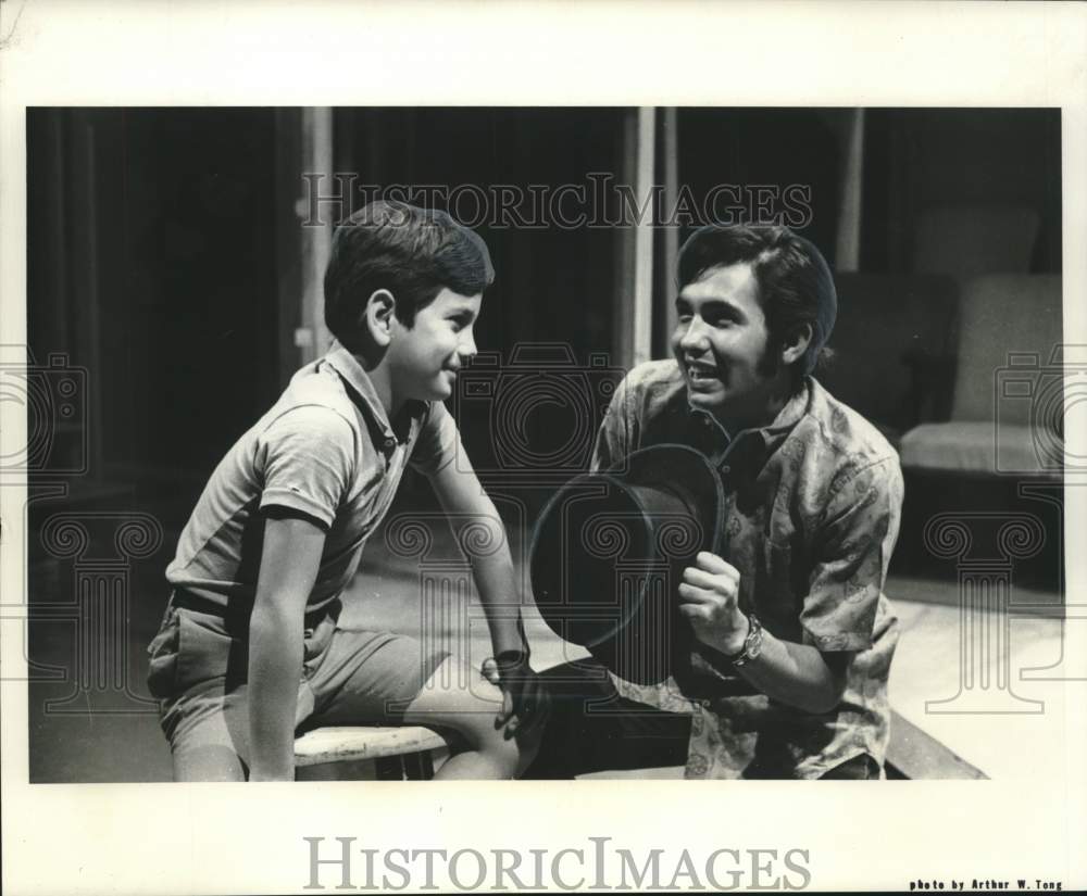 1968 Press Photo Ed Held &amp; Jim Hunter in &quot;Oliver!&quot; at Gallery Circle,New Orleans - Historic Images