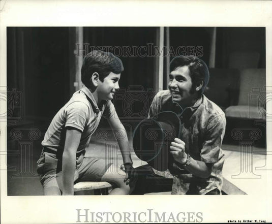1968 Press Photo Ed Held & Jim Hunter in "Oliver!" at Gallery Circle,New Orleans - Historic Images