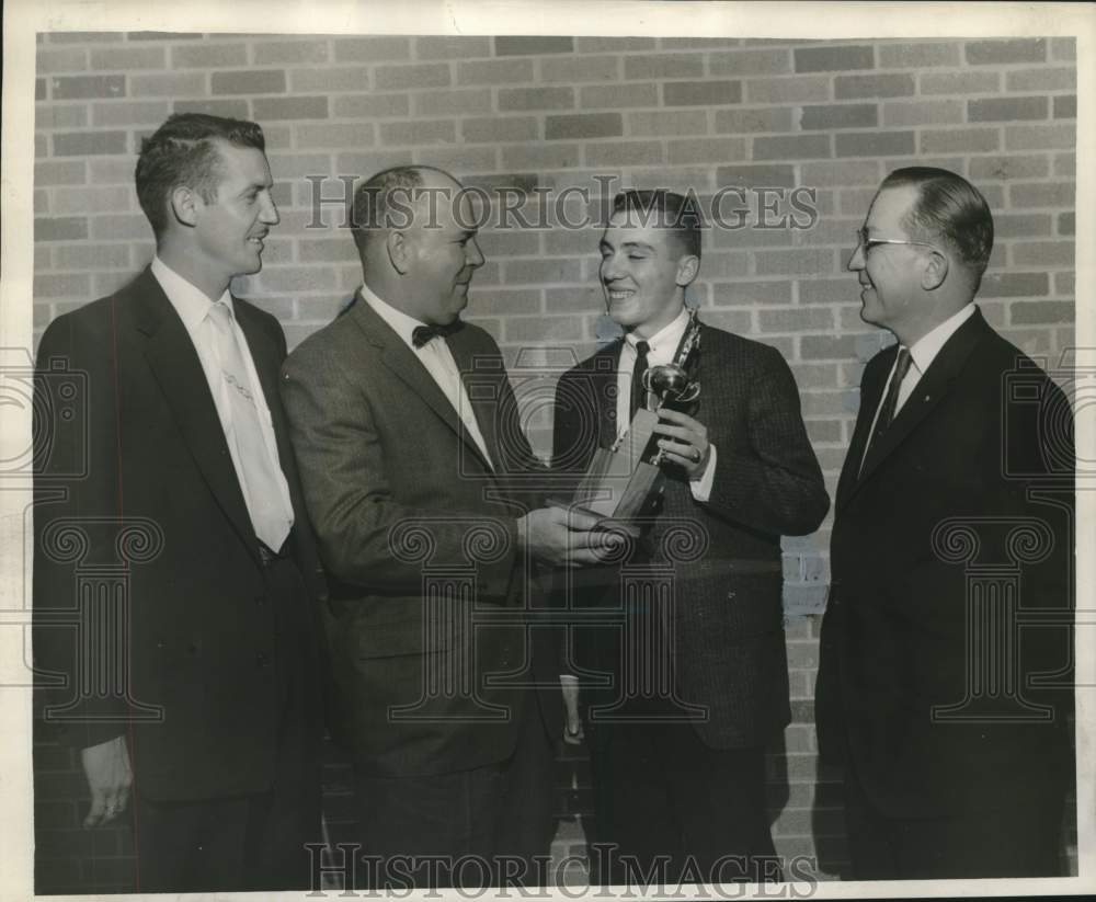 1960 Press Photo West Bank Catholic Athlete of the Year Mike Hindelang, Officals - Historic Images