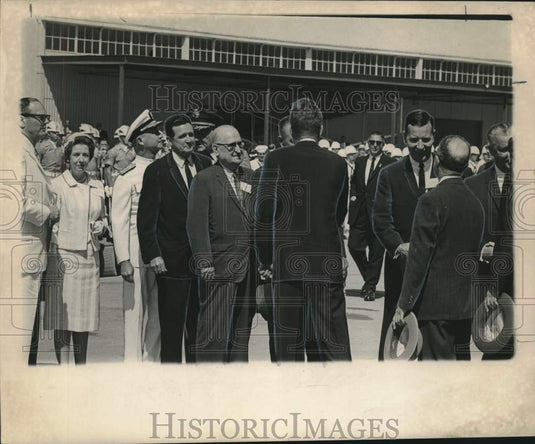 1962 Prominent Orleanians among greeters meeting Kennedy at Airport - Historic Images