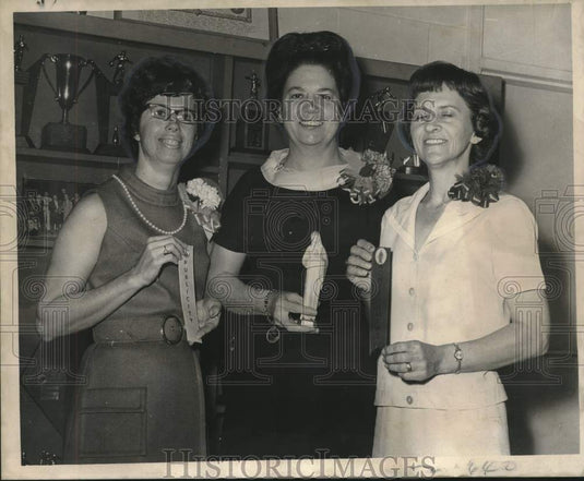 1969 Press Photo Mrs. Anorine Hebert and Immaculate Kaycee Auxiliary members - Historic Images