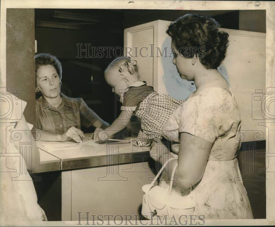 1959 Press Photo Baby Examined by Dr. Audrey Heintz, New Orleans - Historic Images