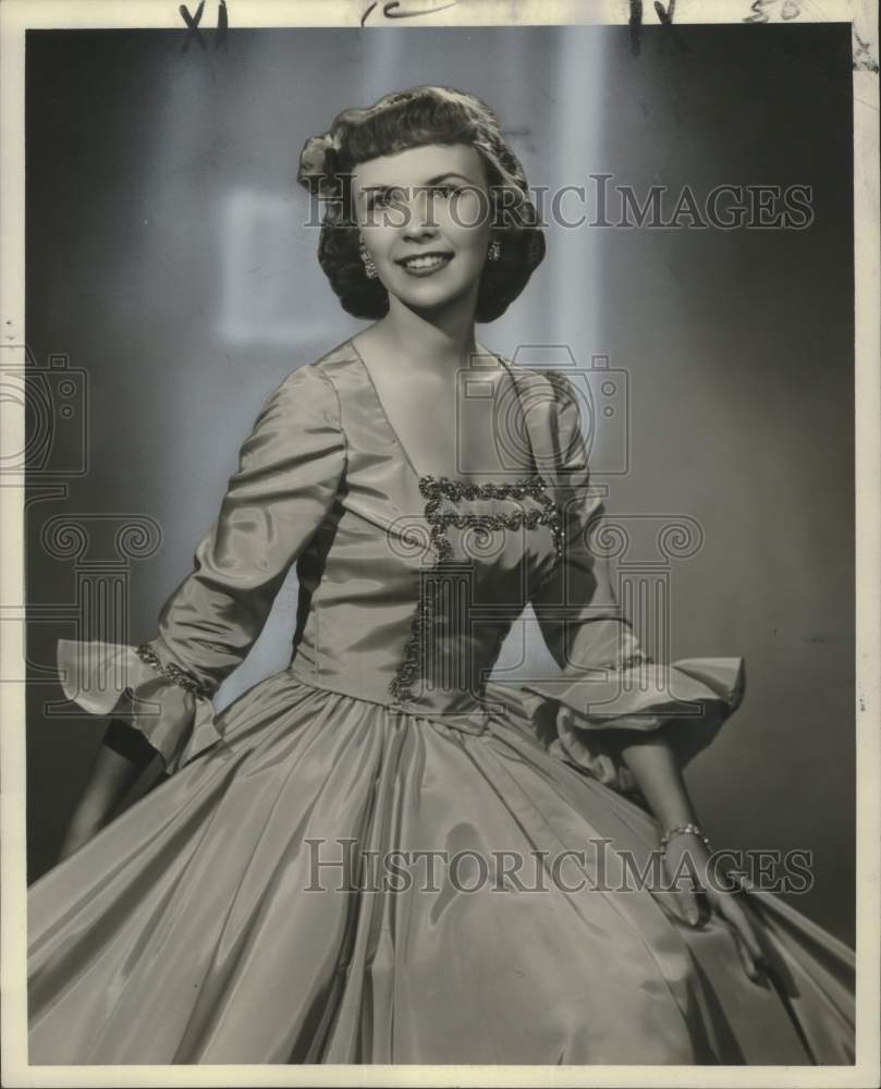 1956 Press Photo Diane Holland rehearse a scene from the &quot;The Barber of Seville&quot;-Historic Images