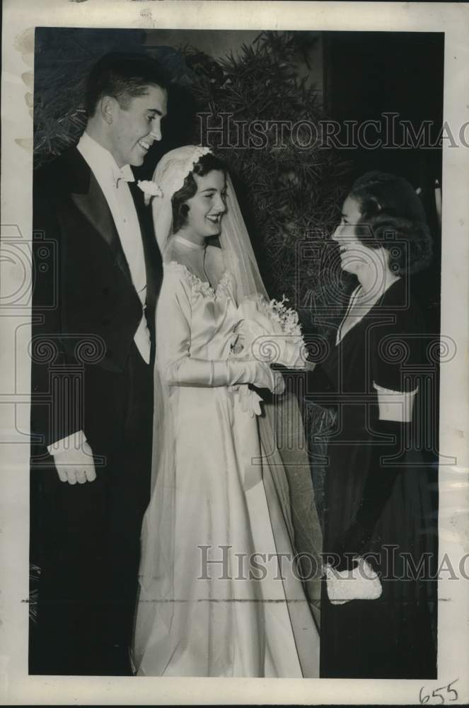 1946 Press Photo Mr. and Mrs. Robert Pike Howard marriage at Trinity Episcopal-Historic Images