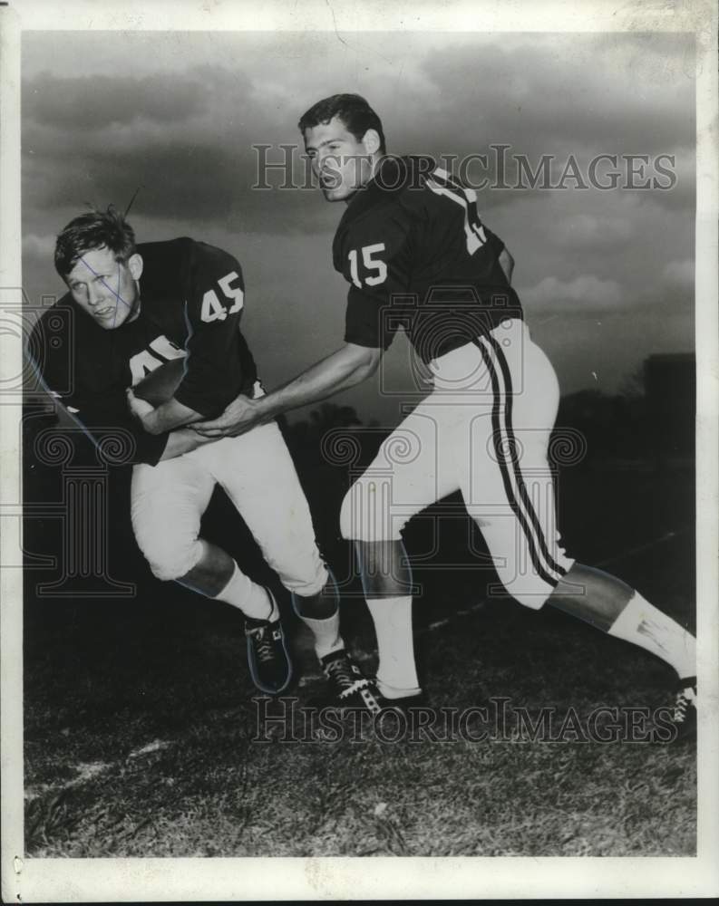 1968 Press Photo Alabama&#39;s Ed Morgan (45) and Scott Hunter play football-Historic Images