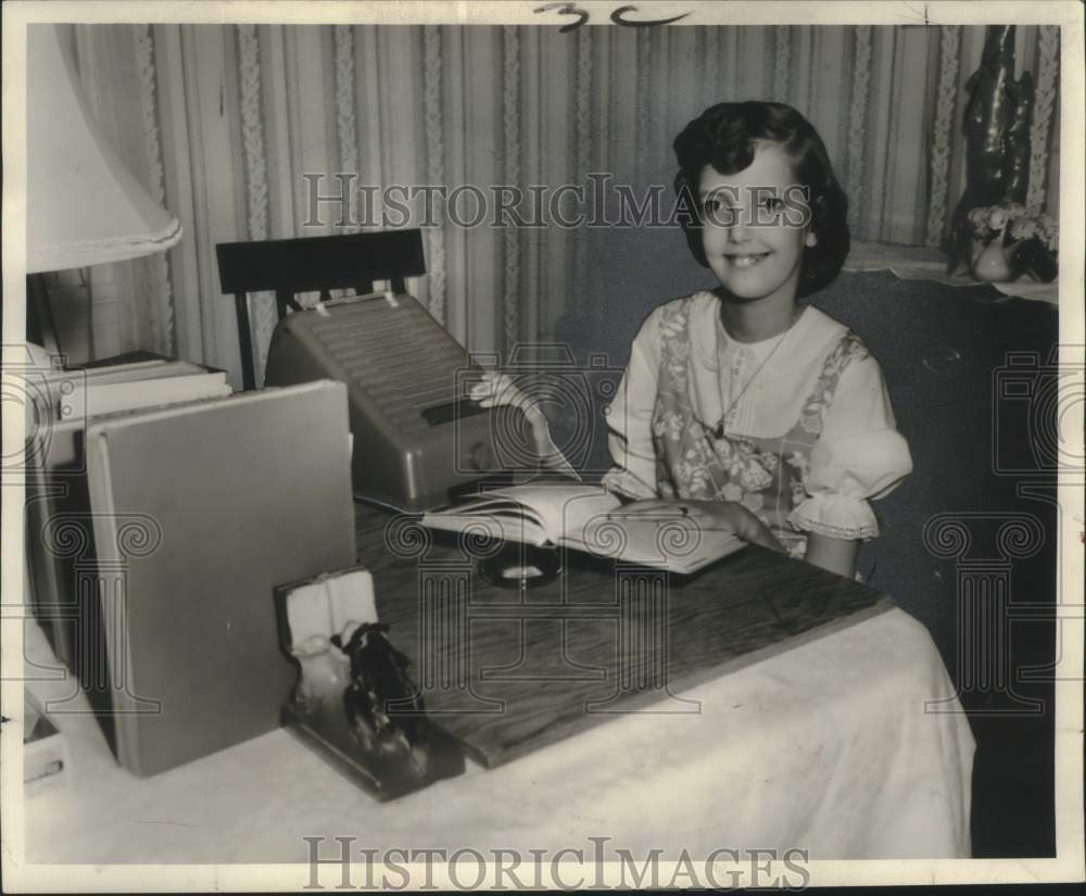 1961 Elizabeth &quot;Beth&quot; Hodges, age 10 of 6044 Constance - Historic Images