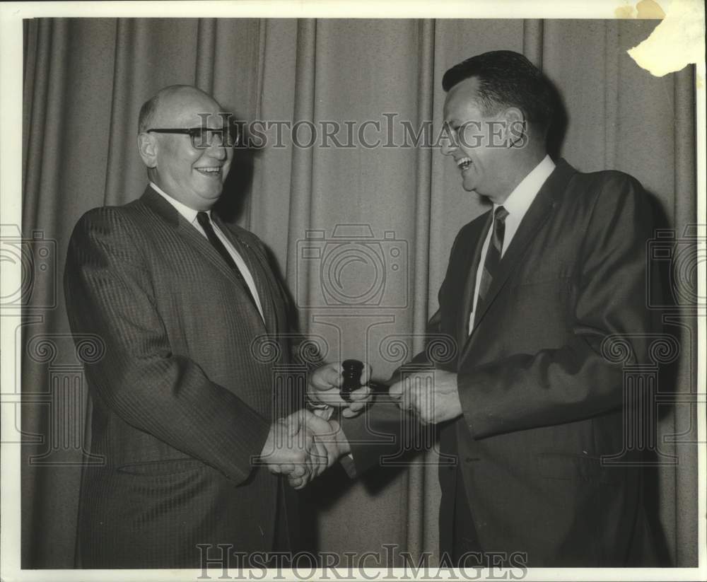 1965 Press Photo Outgoing President E.H. Hodge passes gavel to C.H. Appel-Historic Images