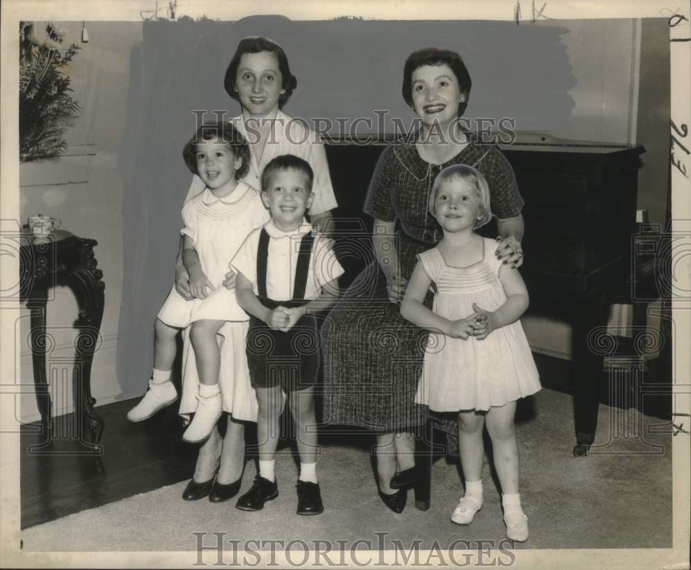 1959 Press Photo Mrs. Charles Gremillion &amp; Mrs. Agnew with their children-Historic Images