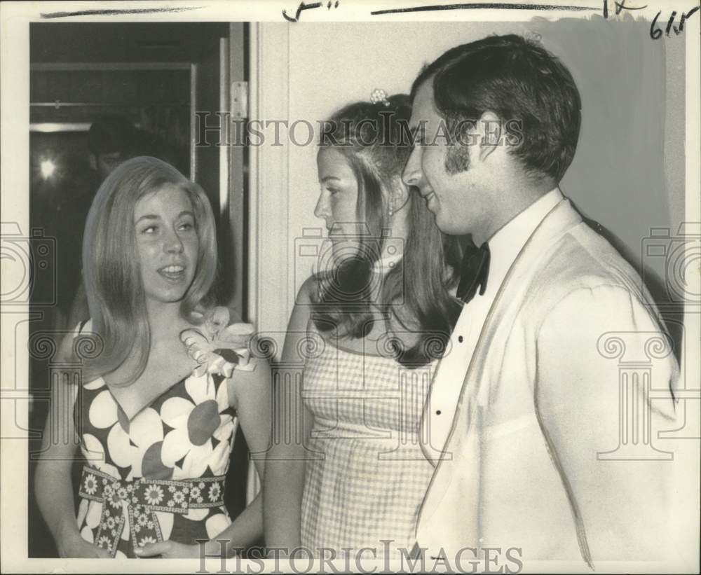 1970 Champagne party of the Chi Omega Sorority at Sycamore Street - Historic Images