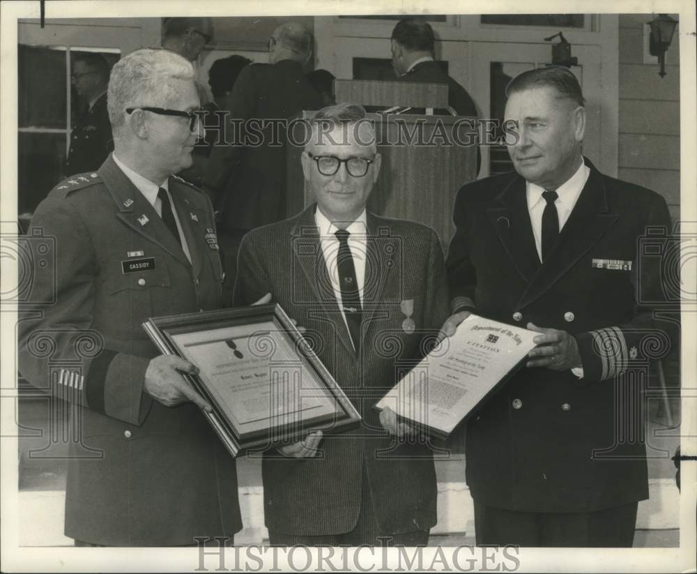 1968 Press Photo Captain Robert Hughes accepts Army award - noo31404-Historic Images