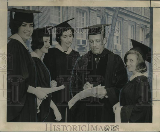 1965 Press Photo Dr. John Randolph Hubbard with graduated, Newcomb College-Historic Images