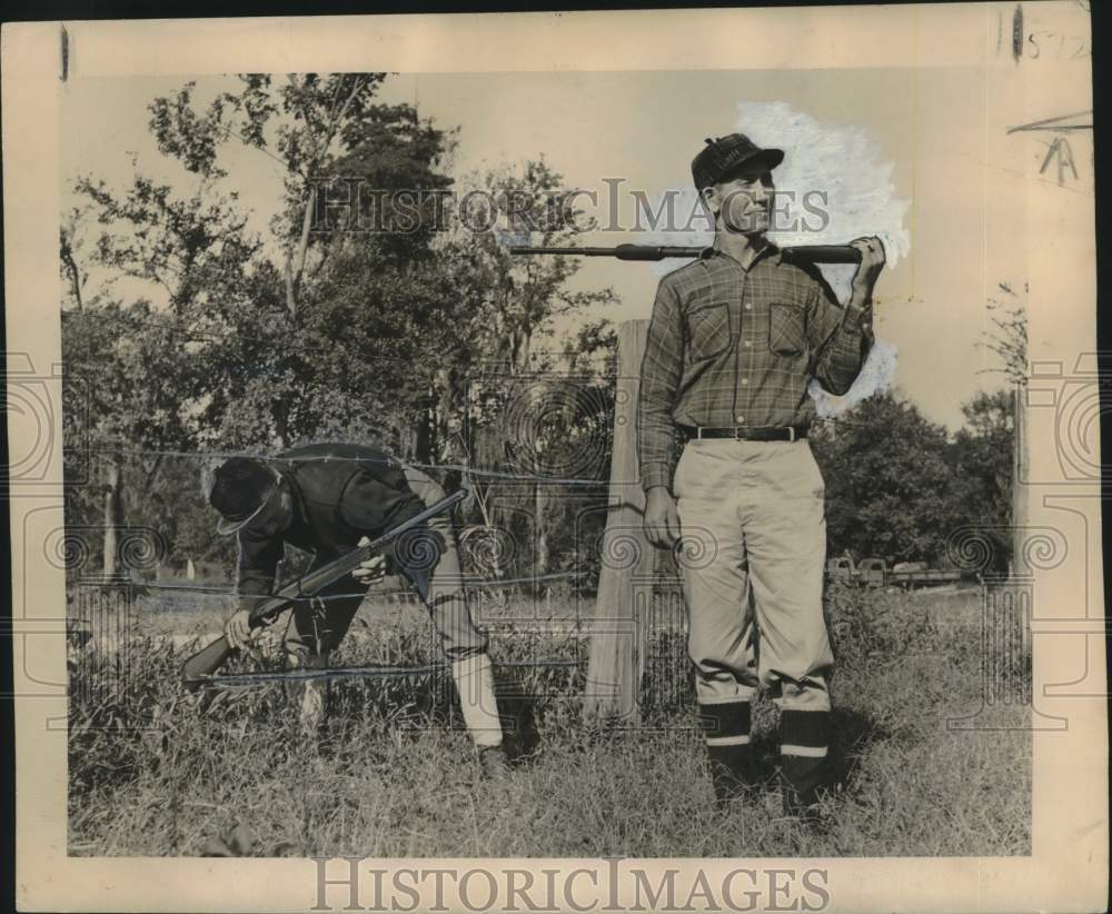 1949 Press Photo Hugh Miller hunting with his buddy in Louisiana - noo31666-Historic Images