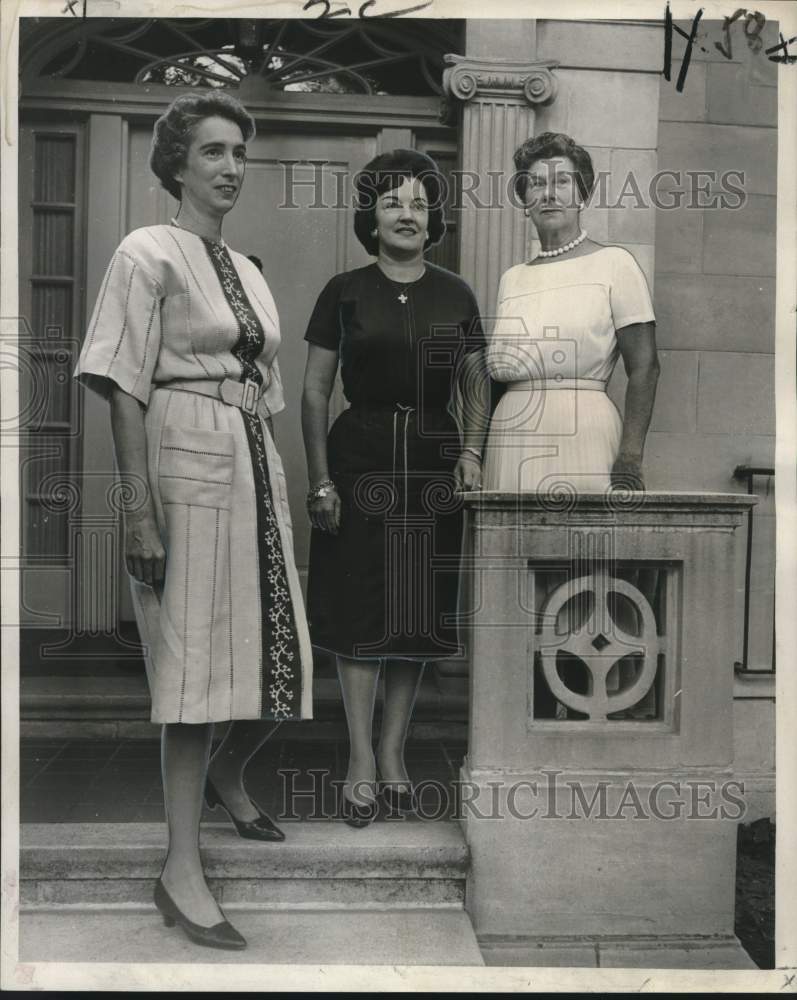 1961 Press Photo Mrs. Richard C. Jaubert, coffee party, Cenacle Retreat House-Historic Images