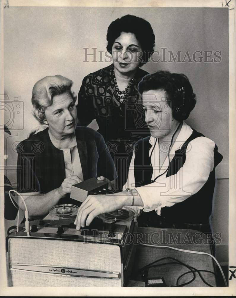 1962 Press Photo Ladies Examine Tape Recorder for Pied Piper School - noo32079-Historic Images