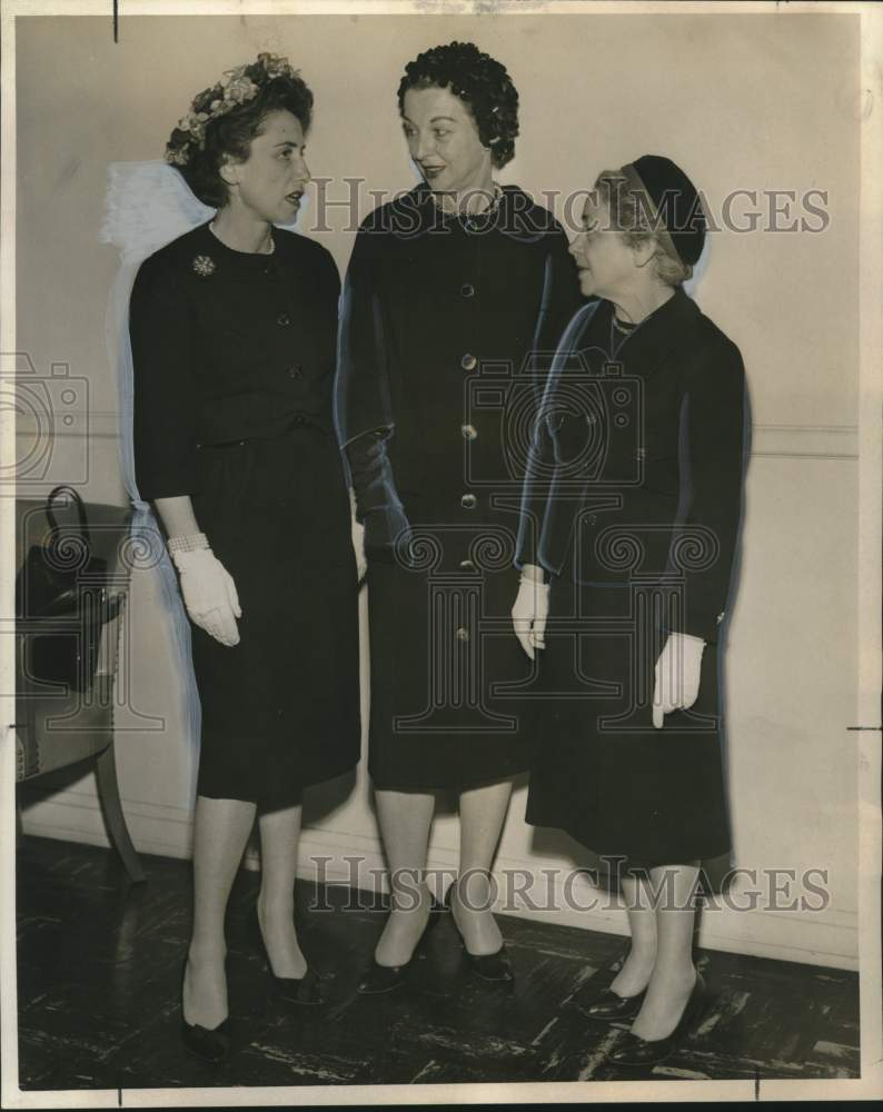 1960 Press Photo Mrs. Martha Hofheimer and designers, Gus Mayer store-Historic Images