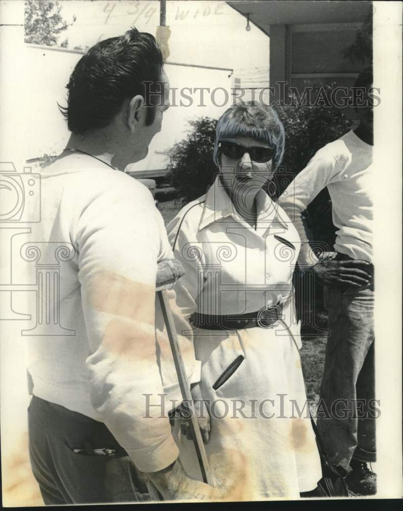 1973 Press Photo State Corrections Director Mrs. Elayn Hunt Talks With Prisoner-Historic Images