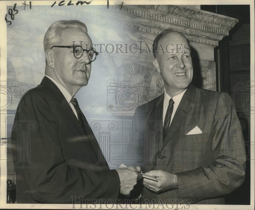 1963 Press Photo Edwin G. Jane, vice-president of the National Bank of Commerce-Historic Images