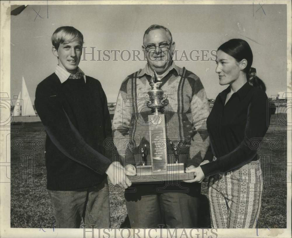 1970 Press Photo Champions in Sugar Bowl Regatta awarded at Southern Yacht Club-Historic Images