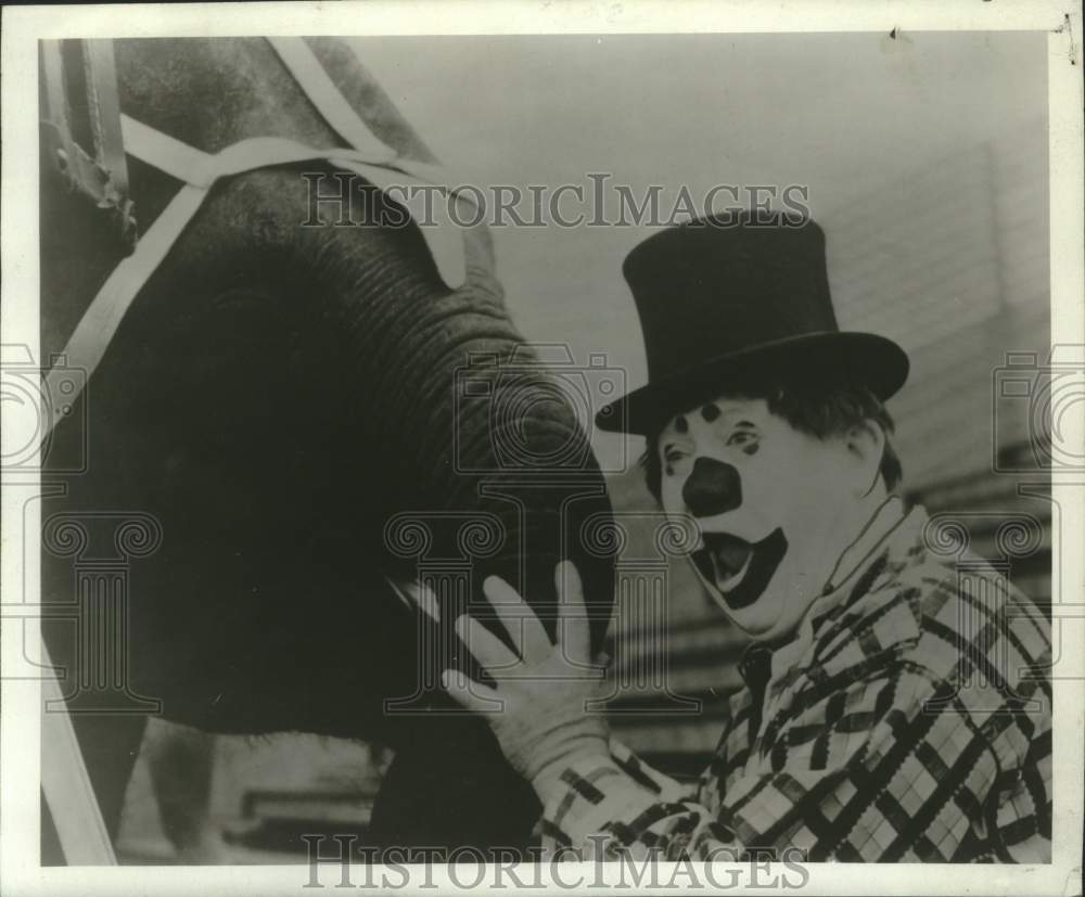 1966 Press Photo Rossy The Clown &amp; Ellis the elephant of James Brothers Circus - Historic Images