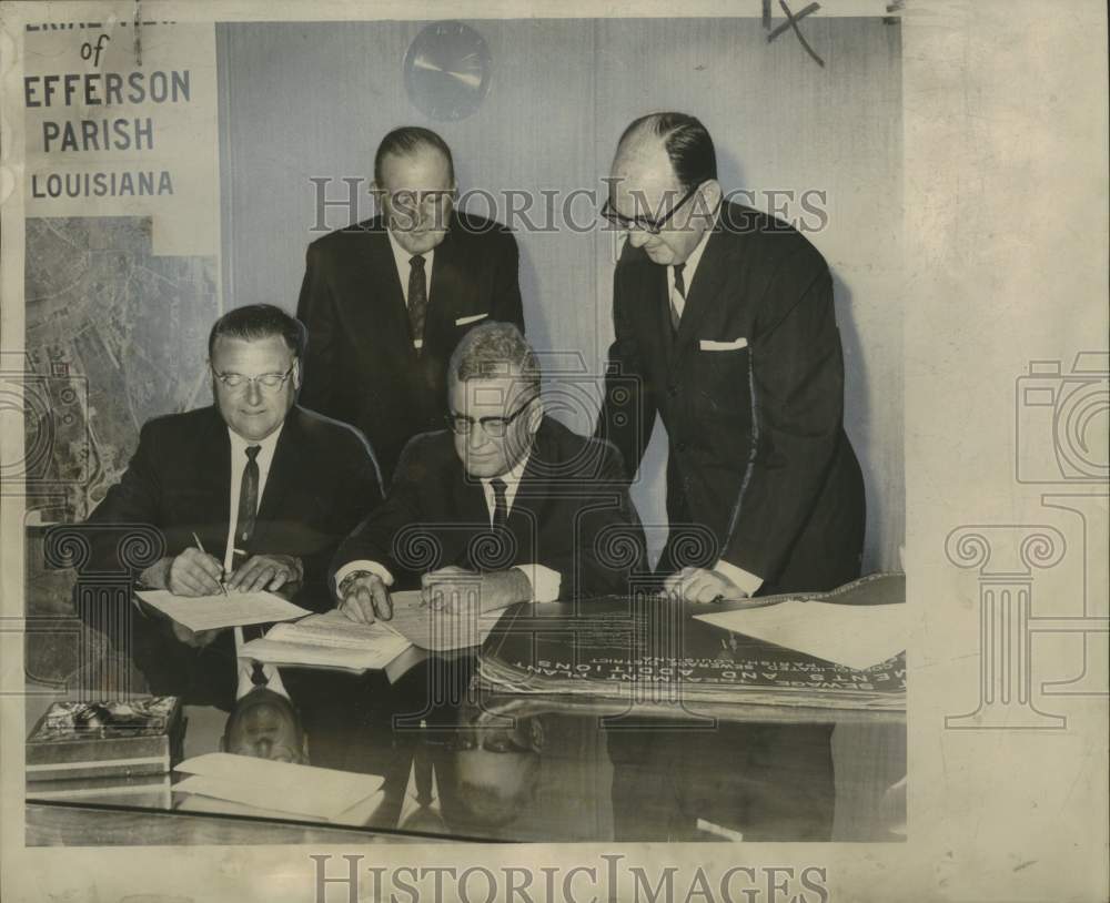 1963 Press Photo Jefferson Parish Councilmen sign contract with Clem Binnings- Historic Images
