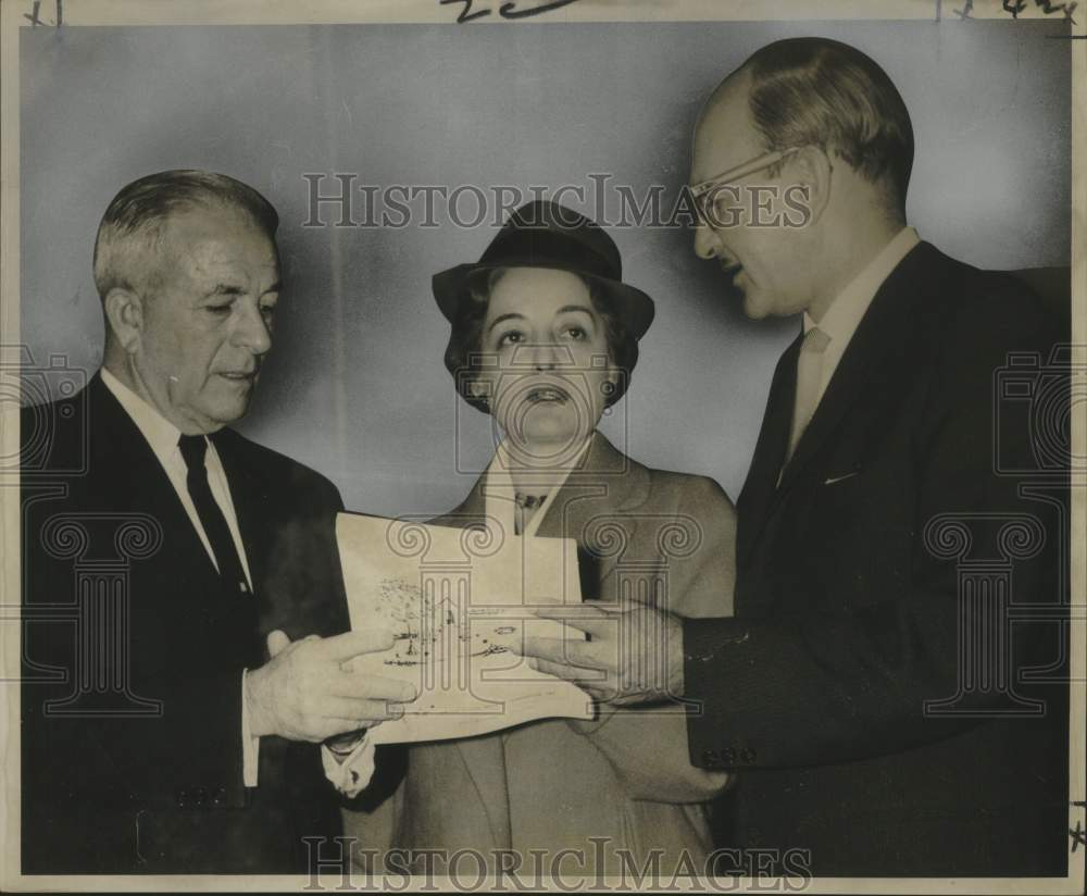 1960 Press Photo Julius Horak Receives Honorary Citizenship of New Iberia-Historic Images